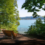 Ruheliege unter Bäumen mit Blick auf den See am unteren Schluchteingang Marienschlucht