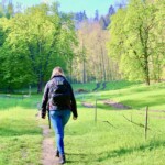 Wanderin mit SeeGang Rucksack unterwegs auf dem Premiumwanderweg bei Bodman